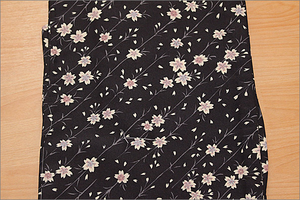 洗える着物 単衣 小紋 黒地に桜柄の着物 Ｍサイズ | 着物通販店 枠