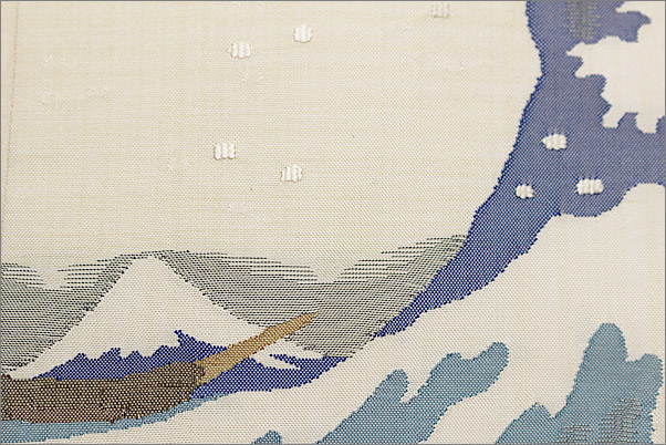 手織りの半幅帯(正絹・すくい織り) 白色系地に波と富士山柄 | 着物通販