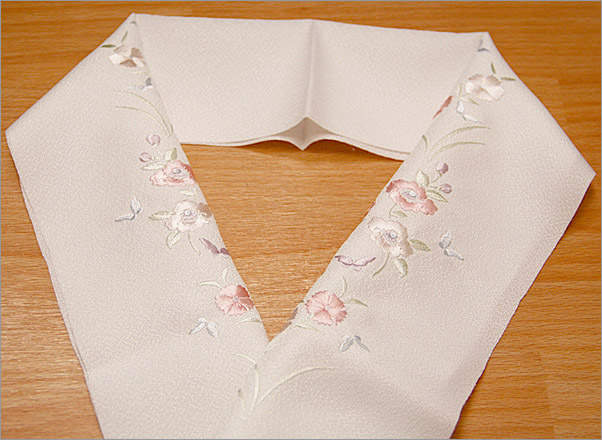 半襟　刺繍 半衿　着物　白色地に蝶々と花柄　日本製　-洗える着物通販店【枠 ～waku～】